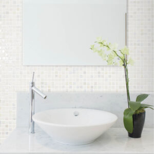 Ambiente De Baño Revestido Con Gresite Tessa Blanco