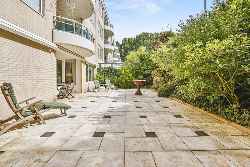 Ejemplo de terraza moderna con pavimentos cerámicos