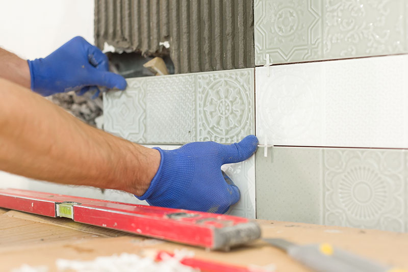 Técnica de colocación de azulejos con crucetas de nivelación